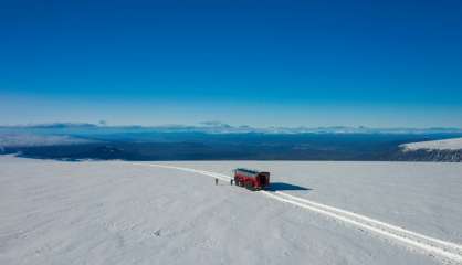 Islande: un bus géant qui chevauche les glaciers menacés