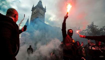 Prague: des milliers de manifestants contre les mesures anti-Covid-19, heurts avec la police