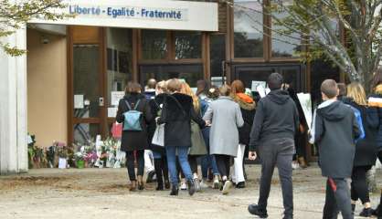 A Conflans-Saint-Honorine, des roses blanches en hommage à l'enseignant décapité