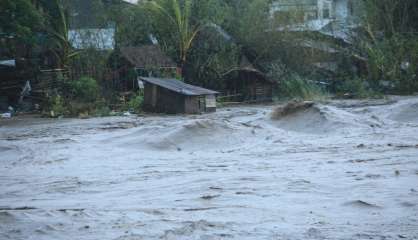 Le super-typhon Goni s'abat sur les Philippines, plus de 300.000 personnes évacuées