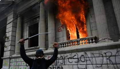 Guatemala: la contestation monte contre le président, le parlement incendié