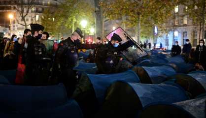 Évacuation de migrants: deux enquêtes à Paris visent des policiers pour 