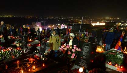 Arménie: des milliers de personnes rendent hommage aux victimes du conflit du Karabakh