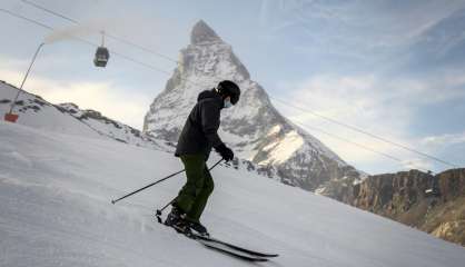 Isolement de sept jours envisagé pour les Français qui seront allés skier à l'étranger