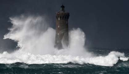 Tempête Bella: jusqu'à 18.000 foyers privés d'électricité en Bretagne, Normandie, et dans le Nord Pas-de-Calais