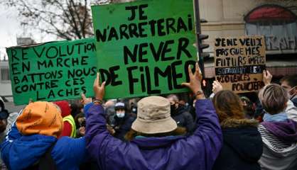 Quelques centaines de manifestants à Paris contre la loi Sécurité globale