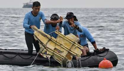 Accident d'un Boeing en Indonésie: des restes humains et des débris retrouvés