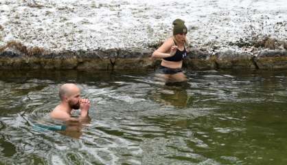 Avides de défi en pleine pandémie, des Munichois se jettent dans l'eau glacée