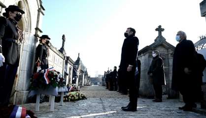 Macron au milieu de vétérans du PS à Jarnac pour un hommage à Mitterrand 