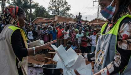 Ouganda: le décompte a commencé, Bobi Wine affirme avoir gagné