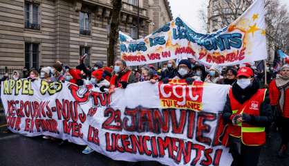 Entre l'Assemblée nationale et le Medef, manifestation à Paris contre les licenciements