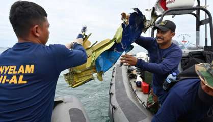 Des plongeurs à la recherche des boîtes noires du Boeing disparu au large de l'Indonésie