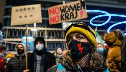 Pologne: des milliers de manifestants en Pologne contre la quasi-interdiction de l'avortement