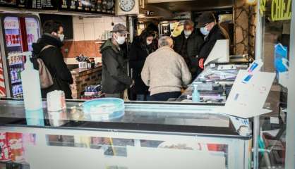 A Paris, la police à l'affût des commerçants récalcitrants aux mesures anti-Covid