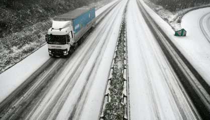 Météo-France place quatre départements de l'Ouest en alerte rouge neige-verglas