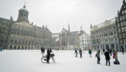 Les Pays-Bas frappés par leur première tempête de neige en 10 ans, l'Europe grelotte