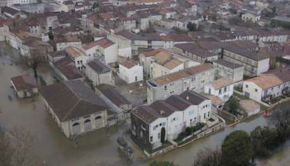 Inondations: à Saintes, la Charente a atteint son pic, décrue attendue mardi