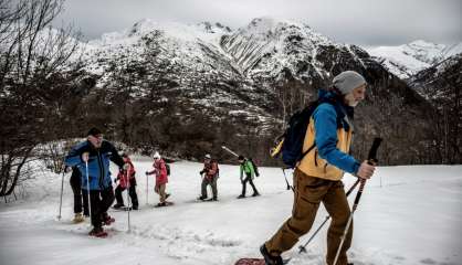 Faute de ski, les touristes redécouvrent la montagne en raquettes