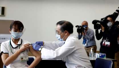 Virus: premières vaccinations au Japon, chute du nombre de cas dans le monde