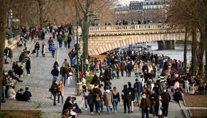 À Paris, la douceur est là mais le couvre-feu aussi