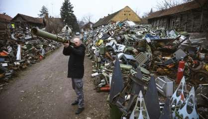 Changer de chanson: un artiste serbe transforme les armes en instruments