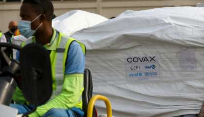 Virus : premiers vaccins Covax au Ghana, nouveaux soucis pour AstraZeneca dans l'UE