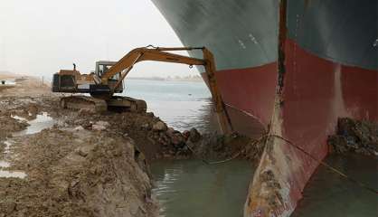 Canal de Suez: le fret maritime très affecté, incertitude sur le déblocage