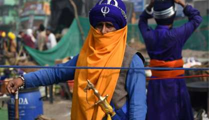 Inde: les guerriers du Nihang, chevalerie sikh, veillent sur la fronde des agriculteurs