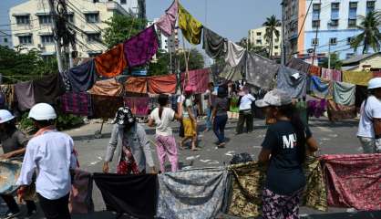 Birmanie: les manifestants rivalisent d'idées pour échapper aux soldats de la junte