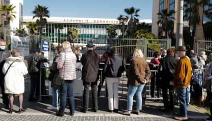 Covid: premières évacuations de patients d'Ile-de-France