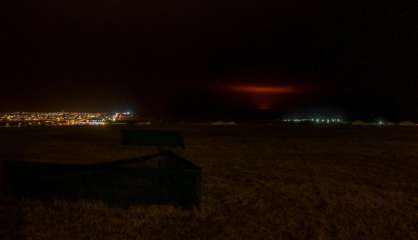 Une éruption volcanique illumine le ciel près de Reykjavik