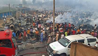 Bangladesh: au moins six morts dans l'incendie d'un camp de Rohingyas, plus de 50.000 déplacés  