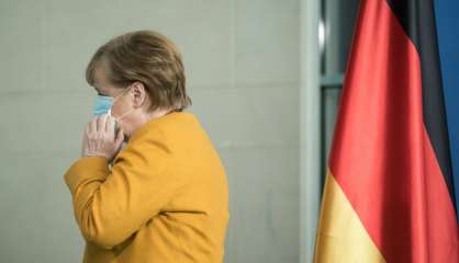 Virus: Merkel revoit son dispositif contesté et demande 