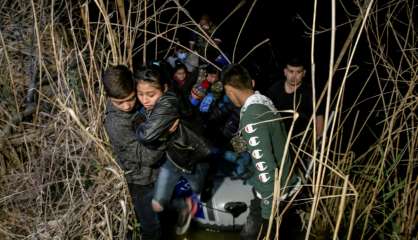 Migrants, policiers, passeurs, défilé nocturne sur les bords du Rio Grande 