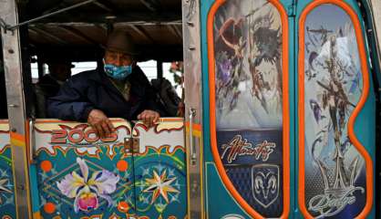 Sur la piste des chivas, monstres multicolores des montagnes de Colombie