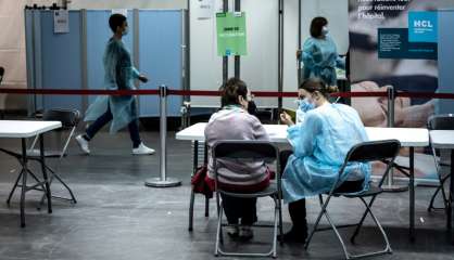 Virus: l'Europe pointée du doigt par l'OMS, nouvelles restrictions en France