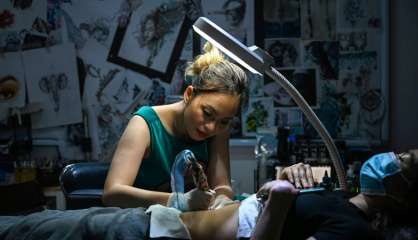 Au Vietnam, des femmes pansent leurs plaies par le tatouage