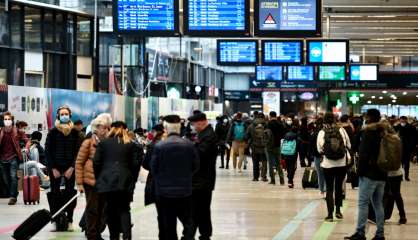 Covid: les mesures se durcissent pour résister à une vague inexorable