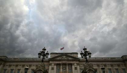 Salves de tirs et silence en hommage au prince Philip