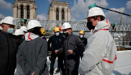 Deux ans après, Macron sur le toit éventré de Notre-Dame