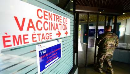 Covid-19: coup d'envoi de la vaccination au Stade de France et de l'école à la maison