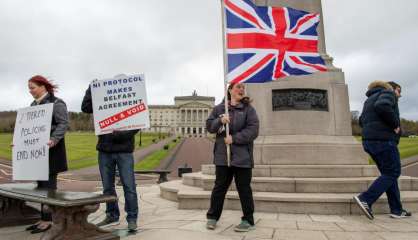 Irlande du Nord: le gouvernement local condamne des violences 