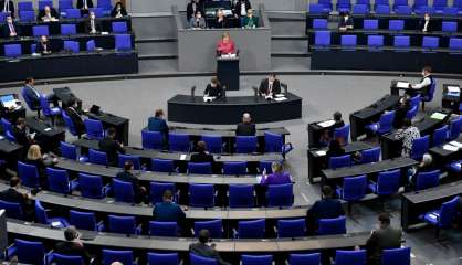 Virus: la ligne dure de Merkel soumise au vote des députés