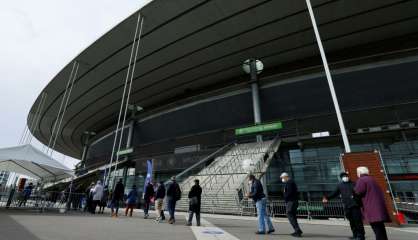 Covid-19: jour J pour l'école à la maison et la vaccination au Stade de France