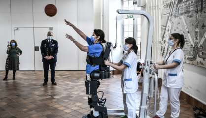 Aux Invalides, des militaires blessés peuvent remarcher à l'aide d'un exosquelette