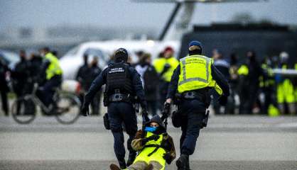 Climat: des centaines d'activistes arrêtés à l'aéroport d'Amsterdam Schiphol