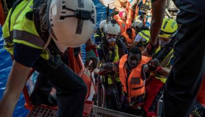 Migrants naufragés en Méditerranée: la pression s'accentue sur l'Italie