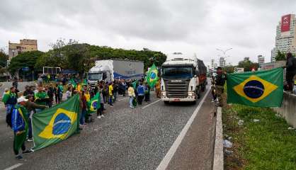 Défaite de Bolsonaro: des milliers de Brésiliens exigent une intervention de l'armée