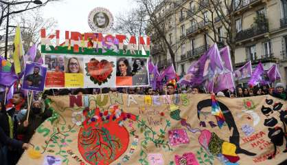 Des milliers de manifestants à Paris en hommage à trois militantes kurdes assassinées en 2013