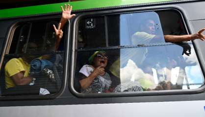 Saccages à Brasilia: des bolsonaristes libérés, les financeurs recherchés